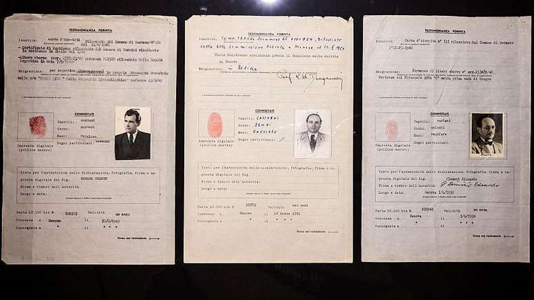 O escrit&oacute;rio do Comit&ecirc; Internacional da Cruz Vermelha em G&ecirc;nova emitiu esses passaportes em nomes falsos para os criminosos de guerra nazistas (da esquerda para a direita) Josef Mengele, Klaus Barbie e Adolf Eichmann