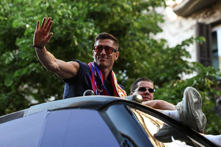 Robert Lewandowski, do FC Barcelona, ​​comemora o t&iacute;tulo da LaLiga EA Sports e da Supercopa da Espanha 2025/26 nas ruas de Barcelona
