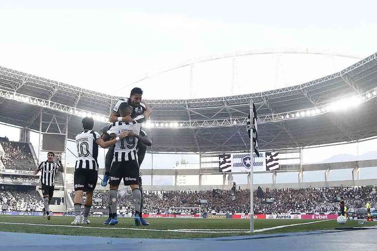 Arthur Cabral lidera vit&oacute;ria sobre o Corinthians no Nilton Santos &ndash;