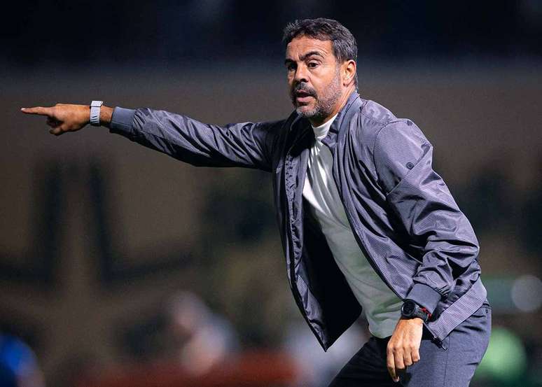 Artur Jorge cobra posicionamento correto dos cruzeirenses durante o empate com o Palmeiras, na Arena Barueri. &ndash;