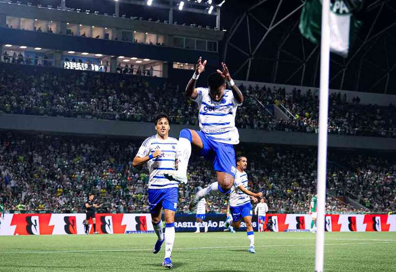 Arroyo celebra seu belo gol para o Cruzeiro diante do Palmeiras, na Arena Barueri. &ndash;