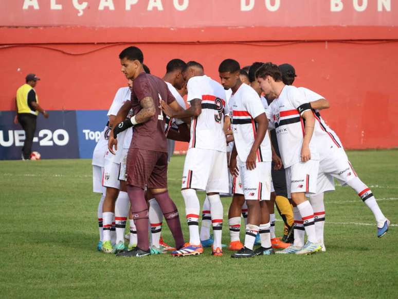 Jogadores do S&atilde;o Paulo antes da partida diante do Am&eacute;rica-MG, fora de casa &ndash;