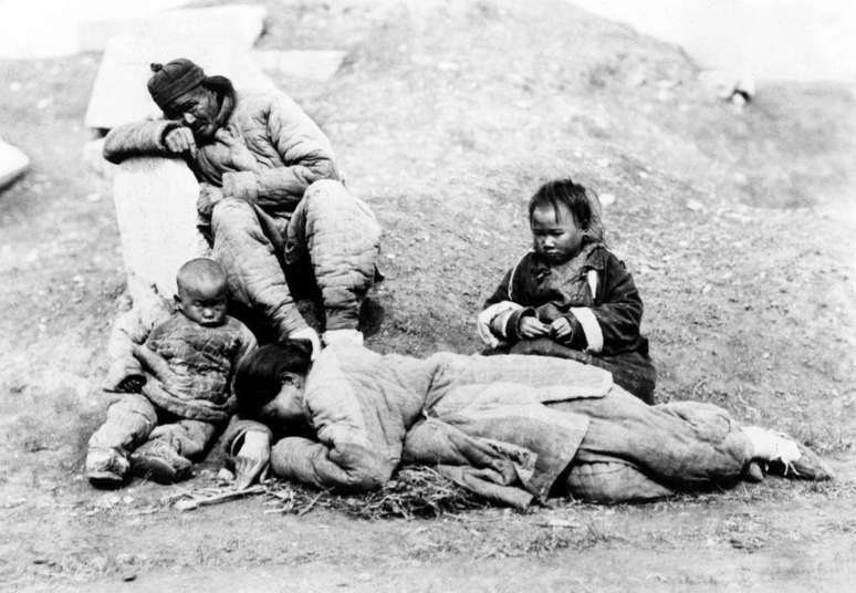 O Grande Salto Adiante deixou para tr&aacute;s imagens de camponeses exaustos e famintos