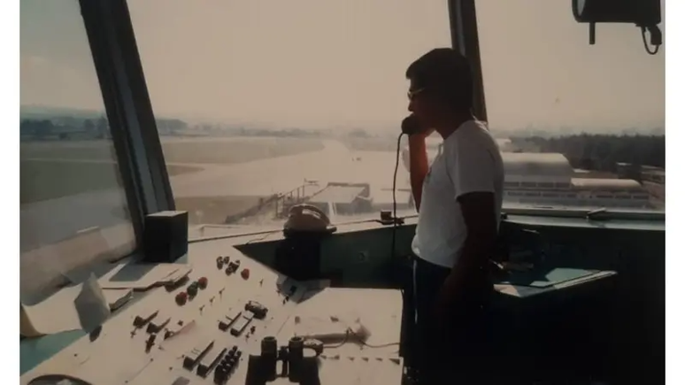 S&eacute;rgio Mota da Silva na torre de controle de S&atilde;o Jos&eacute; dos Campos