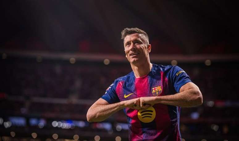 Lewandowski&nbsp; agradece o carinho da torcida do Barcelona em seu &uacute;ltimo jogo pelo clube no Camp Nou.