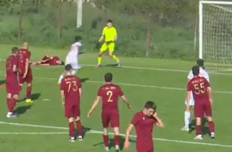 Reprodu&ccedil;&atilde;o de v&iacute;deo - Legenda: Jogador do Real Sireti ca&iacute;do na linha de fundo marcou um gol contra bizarro para o Oguzsport, na Liga da Mold&aacute;via