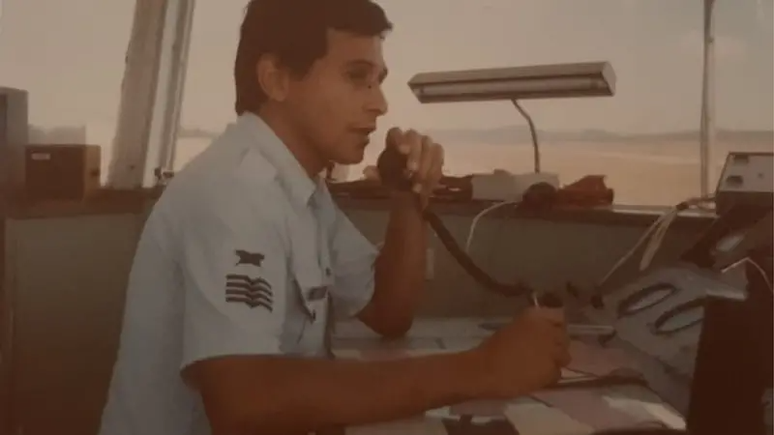S&eacute;rgio Mota da Silva na torre de controle de S&atilde;o Jos&eacute; dos Campos