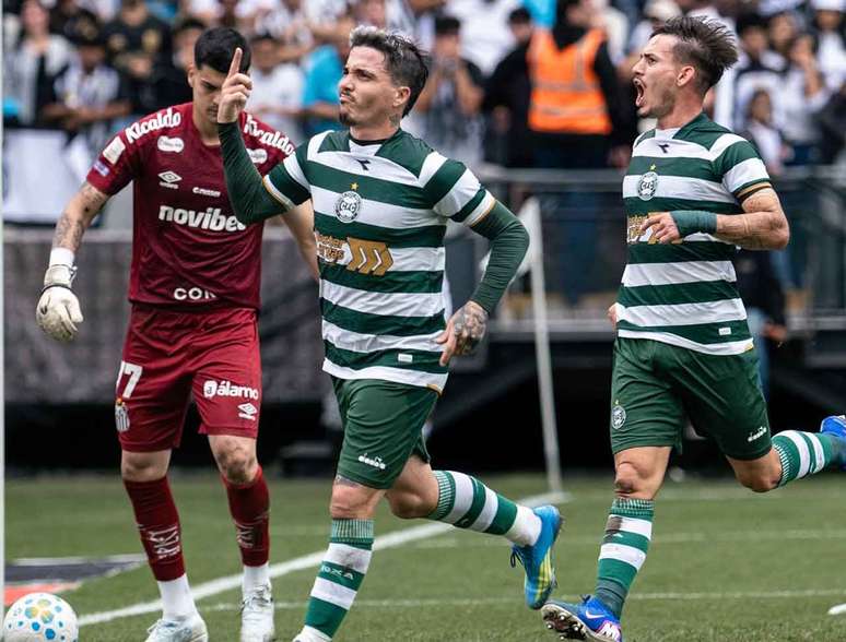 Josu&eacute; comemora o gol de p&ecirc;nalti marcado na vit&oacute;ria sobre o Santos &ndash;
