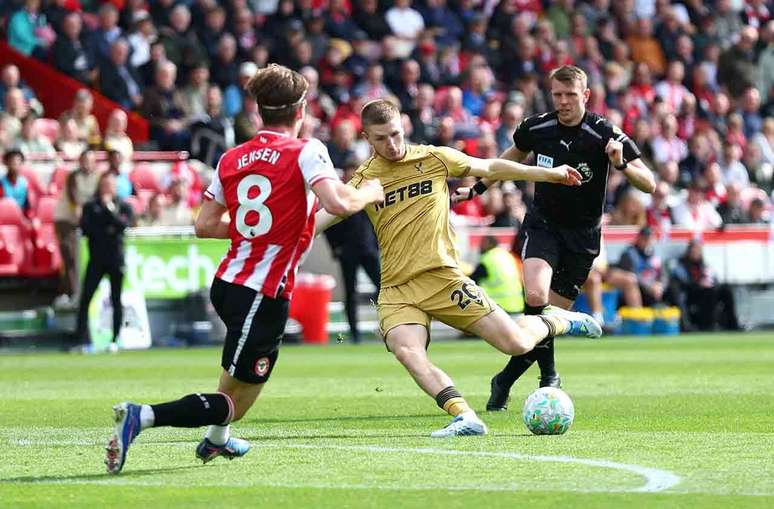 Adam Wharton finaliza para anotar o segundo gol do Crystal Palace no empate diante do Brentford&nbsp; &ndash;