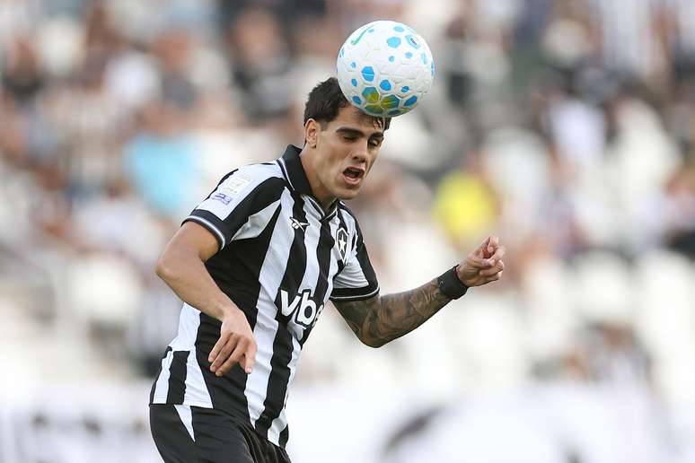 Luccas Villalba durante cabeceio em partida contra o Corinthians pelo Campeonato Brasileiro 