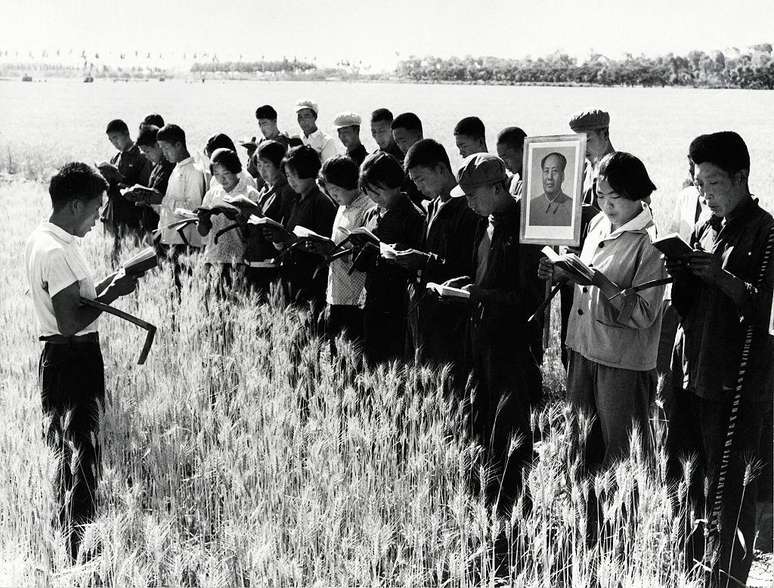 Camponeses chineses recitam trechos do Pequeno Livro Vermelho de Mao antes de come&ccedil;arem o dia