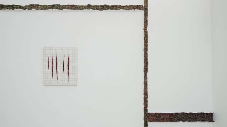 Instala&ccedil;&atilde;o e pintura de Adriana Varej&atilde;o no pavilh&atilde;o do Brasil na Bienal de Veneza retratam a explos&atilde;o da carne em parede e azulejos