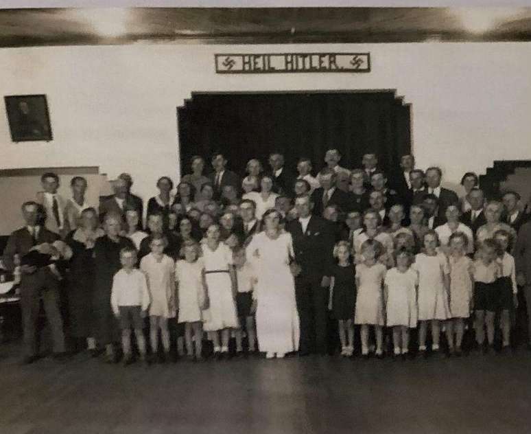 Casamento de migrantes e descendentes alem&atilde;es em Nova Europa (SP), com a inscri&ccedil;&atilde;o "Heil Hitler", anos 1930
