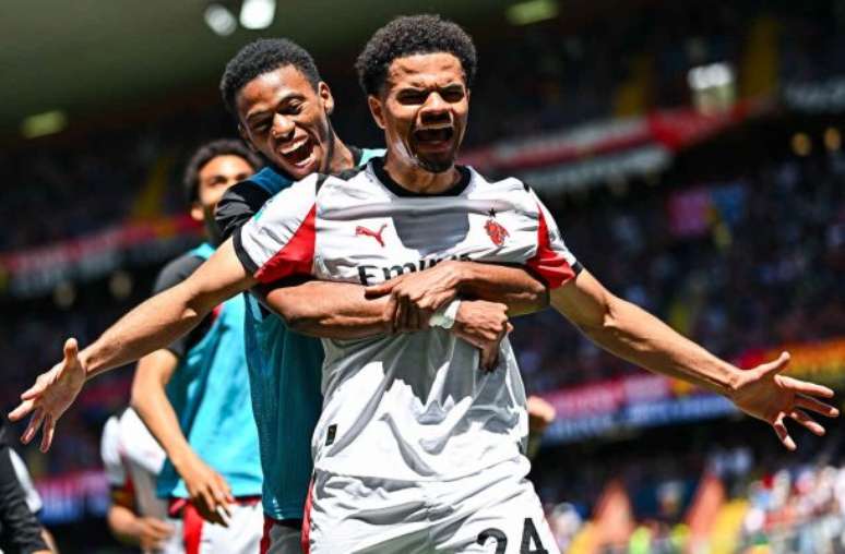Simone Arveda/Getty Images - Legenda: Athekame, do Milan (&agrave; direita), comemora com Balentien seu gol diante do Genoa