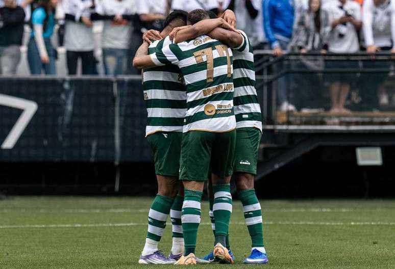 Jogadores do Coritiba comemoram um dos gols na vit&oacute;ria sobre o Santos no Brasileir&atilde;o &ndash;