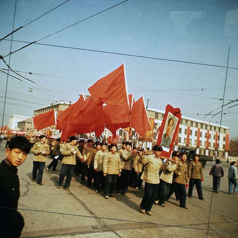 Desfile de membros da Guarda Vermelha em 1967