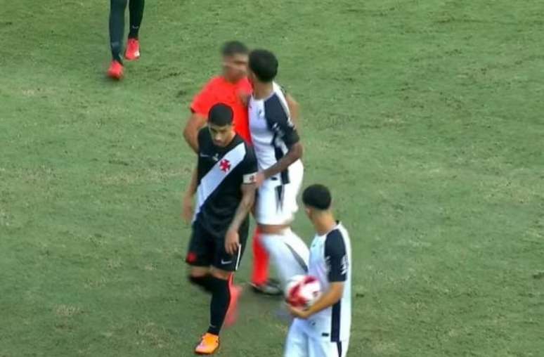 Reprodu&ccedil;&atilde;o de V&iacute;deo - Legenda: Luiz Gustavo Bahia deu uma peitada no juiz depois de ser expulso no duelo contra o Vasco