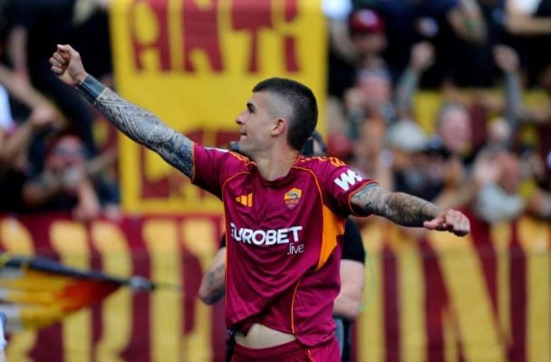 Paolo Bruno/Getty Images - Legenda: Mancini comemora o segundo gol da Roma diante da Lazio