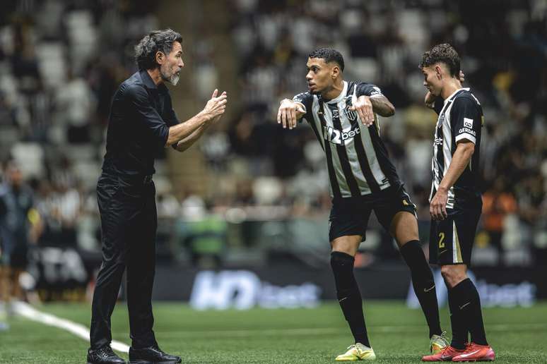 Barba orienta o time alvinegro &agrave; beira do campo &ndash;