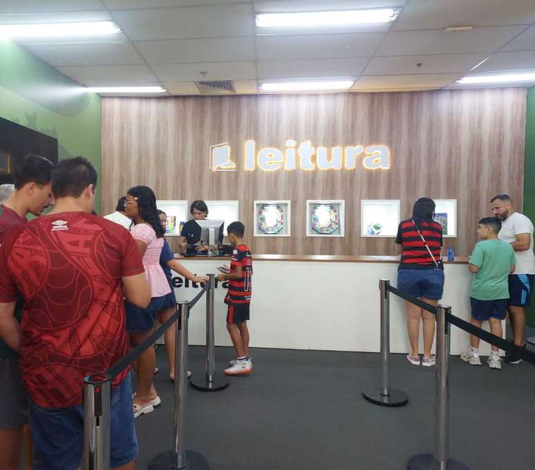 Livraria vende cromos novos no mesmo espa&ccedil;o onde as repetidas v&atilde;o passando de m&atilde;o em m&atilde;o &ndash;