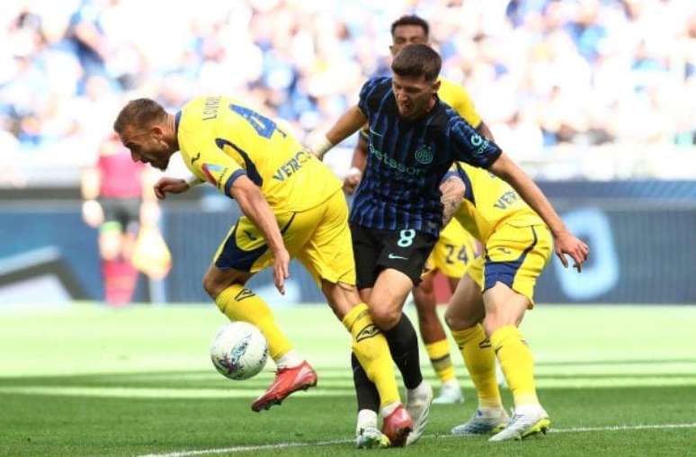 Marco Luzzani/Getty Images - Legenda: Sucic, da Internazionale, encara a marca&ccedil;&atilde;o de Lovric, do Verona