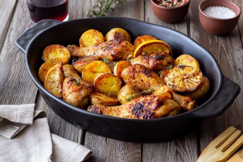 Frango assado com batata 