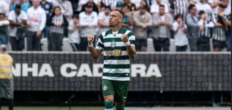 Breno Lopes comemora gol do Coritiba na vit&oacute;ria sobre o Santos