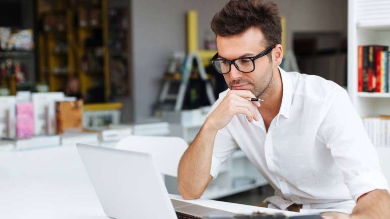 O termo &ldquo;sedent&aacute;rio ativo&rdquo; descreve o indiv&iacute;duo que cumpre as recomenda&ccedil;&otilde;es m&iacute;nimas de exerc&iacute;cio f&iacute;sico. Por&eacute;m, acumula muitas horas de comportamento sedent&aacute;rio, principalmente sentado &ndash; depositphotos.com / baranq