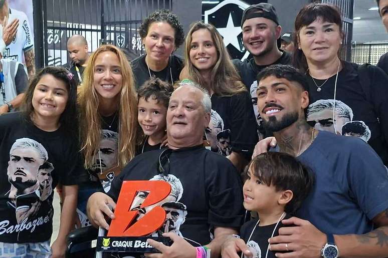 Identificado com o Botafogo, Barboza leva a fam&iacute;lia para v&ecirc;-lo &ndash;