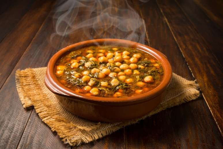 Sopa detox de gr&atilde;o-de-bico com espinafre 