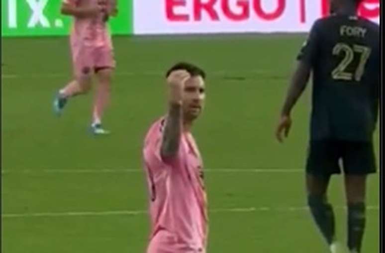 Messi, sem gostar nada do que ouve da torcida, faz gestos de desaprova&ccedil;&atilde;o em dire&ccedil;&atilde;o &agrave;s arquibancadas &ndash;
