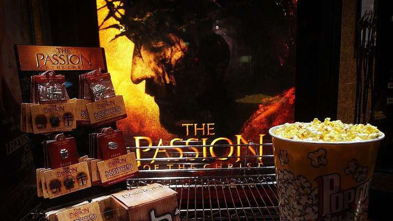 Jim Caviezel, que agora interpreta Jair Bolsonaro em Dark Horse, fez Cristo em A Paix&atilde;o de Cristo, filme dirigido por Mel Gibson lan&ccedil;ado em 2004