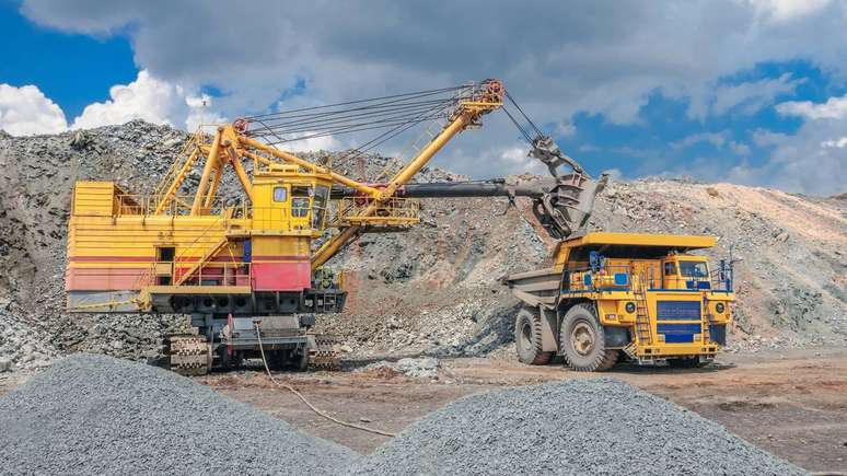Na pr&aacute;tica, a cadeia do min&eacute;rio de ferro envolve n&atilde;o apenas as mineradoras, mas tamb&eacute;m fornecedores de equipamentos, empresas de tecnologia, servi&ccedil;os de engenharia e manuten&ccedil;&atilde;o &ndash; depositphotos.com / Bond