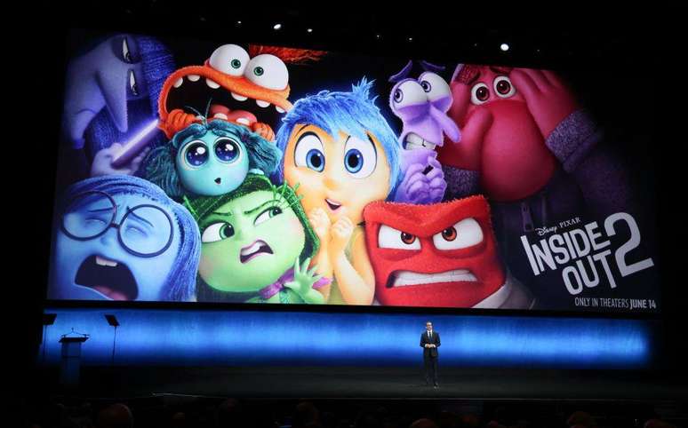Executiva da Disney apresenta Divertida Mente 2 em evento corporativo
