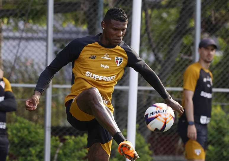Arboleda segue treinando separadamente do restante do elenco &ndash;