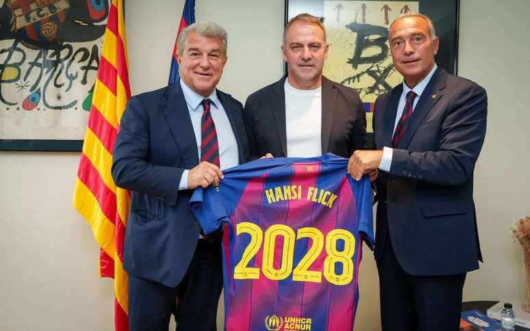 Hansi Flick assinando seu renova&ccedil;&atilde;o com o Barcelona 