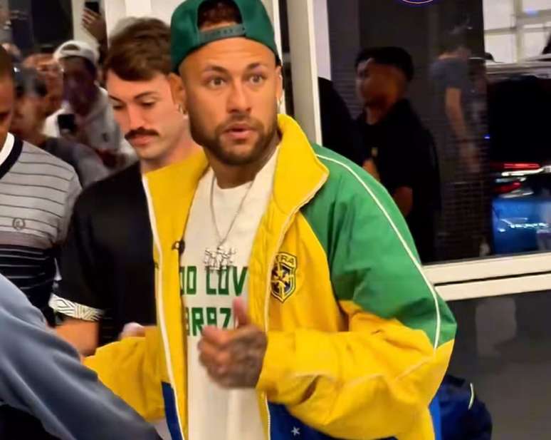 Neymar com um casaco da Sele&ccedil;&atilde;o Brasileira faz a internet explodir. Afinal, ele est&aacute; sabendo de antem&atilde;o que estar&aacute; na lista, ou n&atilde;o?