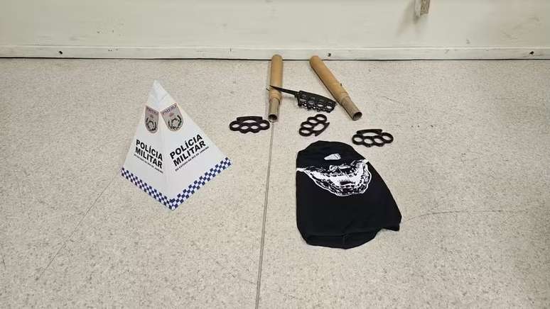 Objetos retidos pela Pol&iacute;cia Militar em confus&atilde;o entre torcedores de Botafogo e Corinthians 