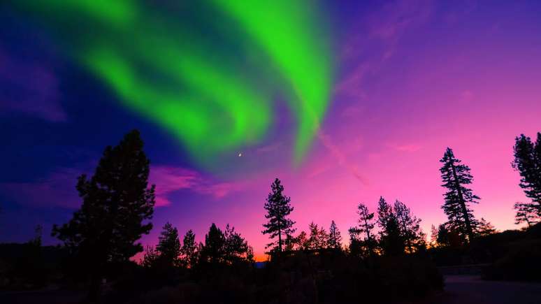 Verde, vermelho e violeta surgem de diferentes gases, altitudes e n&iacute;veis de energia nas colis&otilde;es atmosf&eacute;ricas &ndash; depositphotos.com / surangastock