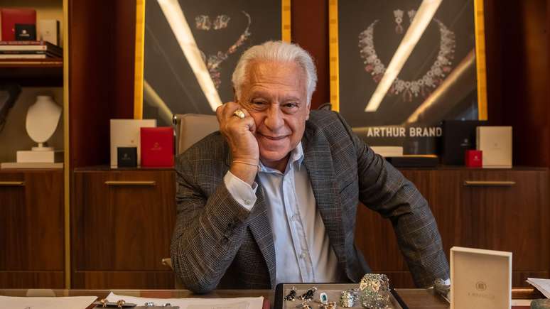 Antonio Fagundes no papel de Arthur Brand&atilde;o, um magnata do ramo das joias, em Quem Ama Cuida, nova novela da Globo