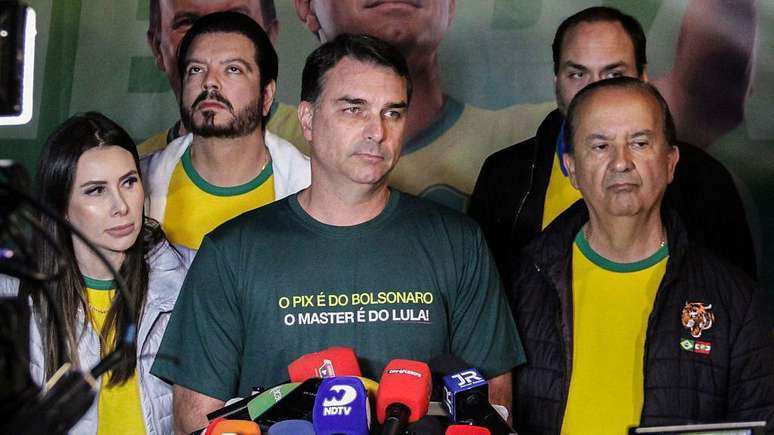 Durante um evento da pr&eacute;-campanha em Santa Catarina, Fl&aacute;vio Bolsonaro usou uma camiseta com a inscri&ccedil;&atilde;o "O Pix &eacute; do Bolsonaro; o Master &eacute; do Lula".