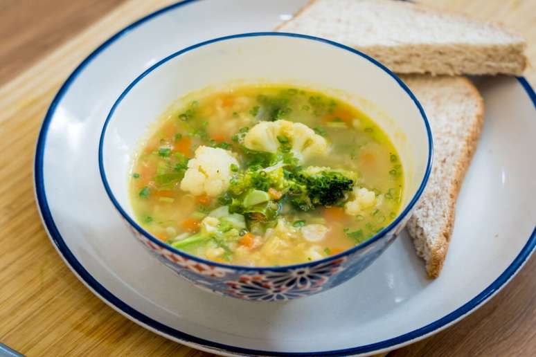 Sopa detox de br&oacute;colis e couve-flor 