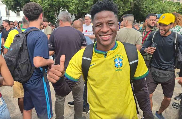 Dieguinho, S&oacute;sia do Vini Jr, na Pra&ccedil;a Mau&aacute;, no Rio de Janeiro &ndash; Carlos Alberto Vieira/Jogada10