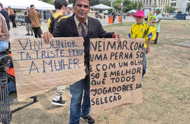 Cristiano com dois cartazes bem-humorados na Pra&ccedil;a Mau&aacute; &ndash; Carlos Alberto Vieira/Jogada 10