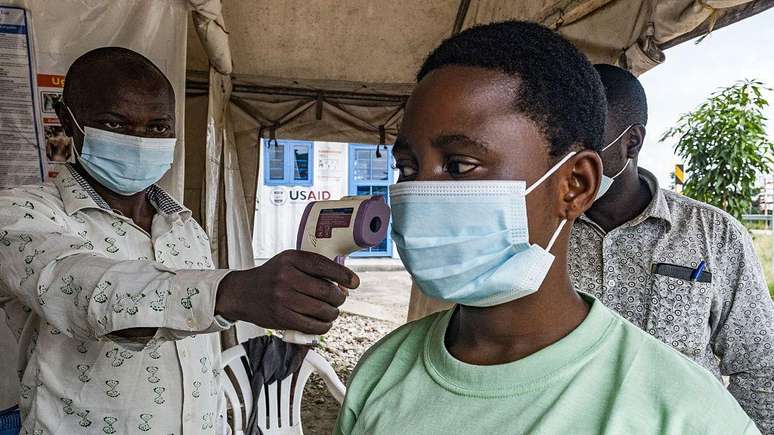 A Organiza&ccedil;&atilde;o Mundial da Sa&uacute;de (OMS) alertou a Rep&uacute;blica Democr&aacute;tica do Congo e Uganda a manter controles nas suas fronteiras para evitar a propaga&ccedil;&atilde;o do v&iacute;rus