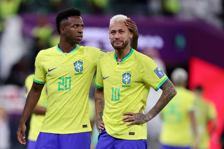 Neymar e Vini Jr em jogo das quartas de final da Copa de 2022