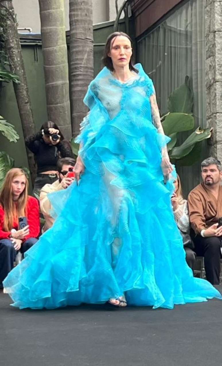 Marina Dias no desfile de Lino Villaventura 