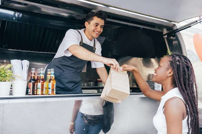 Alguns cuidados com a alimenta&ccedil;&atilde;o durante a viagem ajudam a garantir uma experi&ecirc;ncia mais tranquila, reduzindo o risco de intoxica&ccedil;&otilde;es e desconfortos gastrointestinais 