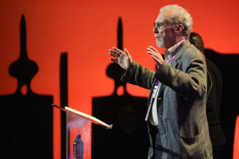 Daniel Goleman conduz uma medita&ccedil;&atilde;o coletiva no S&atilde;o Paulo Innovation Week