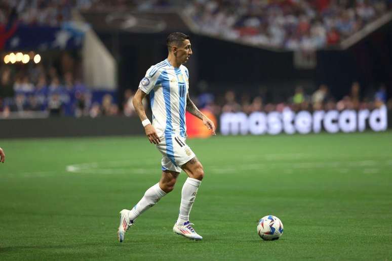 &Aacute;ngel Di Mar&iacute;a, da Argentina, conduz a bola durante partida contra o Canad&aacute;, em 2024, no Mercedes-Benz Stadium, em Atlanta, EUA